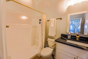Hair dryer, towels, soap, toilet paper - Airplane/Hanger Apartment 2 bedrooms 2bathrooms #4 (Salado)