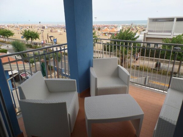 Seafront Flat With Splendid Views From The Terrace - Bibione