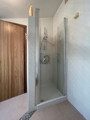 Een douche, een haardroger, een bidet, handdoeken