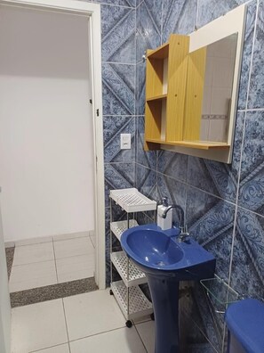 シャワー、ヘアドライヤー、石鹸、トイレットペーパー