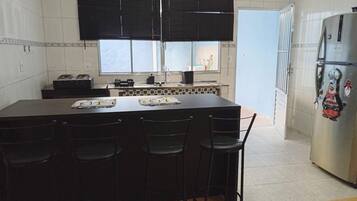 Geladeira, micro-ondas, cooktop, torradeira
