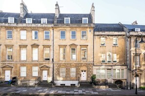 A row of traditional terraced houses with uniform window designs and a central entrance. - The Paragon Abode Bath Central Period Apartment (Bath)