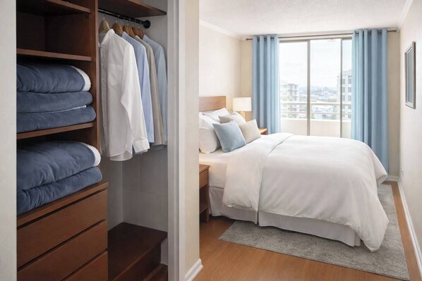 Tabla de planchar con plancha, Internet, ropa de cama