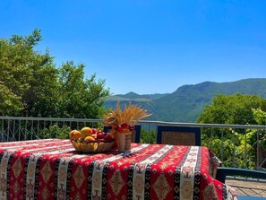 Outdoor dining - Igor Bed and Breakfast (Halidzor)