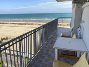 A balcony with a view of the beach and ocean. - Modern Beachfront Stay With Parking (San Michele al Tagliamento)
