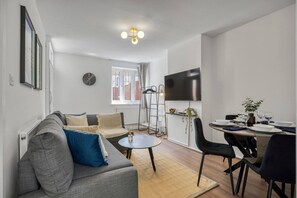 Living area - Cosy 1 Bedroom Bungalow w/ Garden in Stepney Green (Greater London)