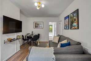 Living area - Cosy 1 Bedroom Bungalow w/ Garden in Stepney Green (Greater London)