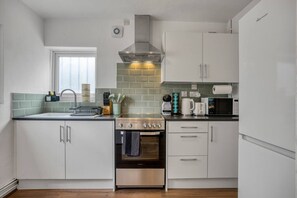Private kitchen - Cosy 1 Bedroom Bungalow w/ Garden in Stepney Green (Greater London)