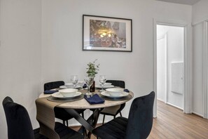 Dining - Cosy 1 Bedroom Bungalow w/ Garden in Stepney Green (Greater London)