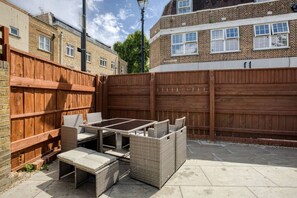 Outdoor dining - Cosy 1 Bedroom Bungalow w/ Garden in Stepney Green (Greater London)