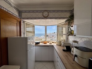 Eine Küche mit Meerblick, einer Uhr und modernem Design.