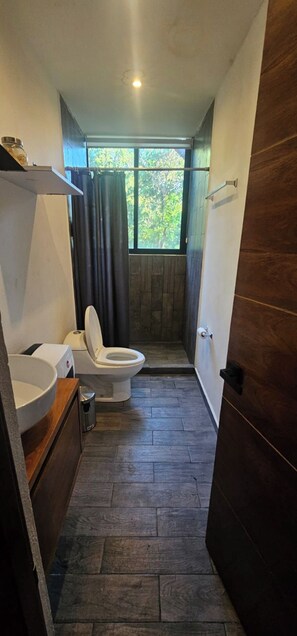 Habitació doble Comfort, pati, vistes al jardí | Bany | Tovalloles, sabó, xampú i paper higiènic 