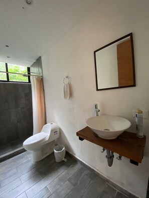 Quarto standard, varanda, vista para o jardim | Banheiro | Toalhas de banho, sabonete, shampoo, papel higiênico