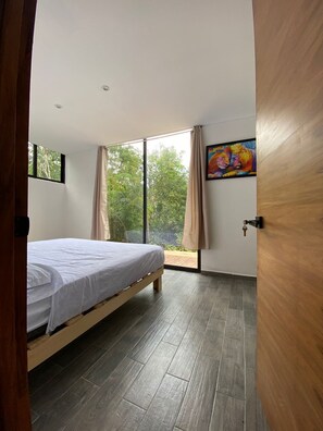 Habitació doble Comfort, pati, vistes al jardí | Espai de treball apte per a portàtils i planxa i posts de planxar 