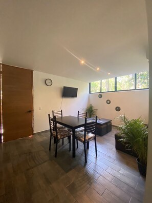 舒适双人房, 露台, 花园景观 | 用餐