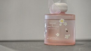 Uma garrafa rosa com tampa branca, rotulada 'VIOLET & ROSE PETALS HOME FRAGRANCE', com difusor de óleo essencial por palheta, 280ml.