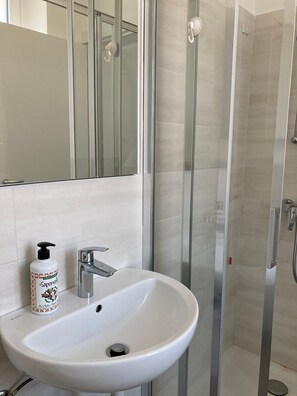 Shower, hair dryer, towels - Apartment 'Gold' with Wi-Fi and Air Conditioning (Delebio)