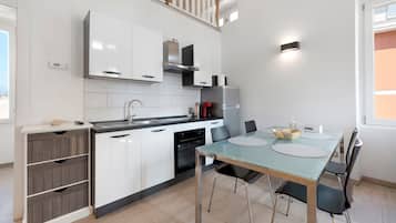 Fridge, oven, stovetop, coffee/tea maker