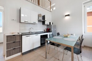 Réfrigérateur, four, plaque de cuisson, cafetière/bouilloire