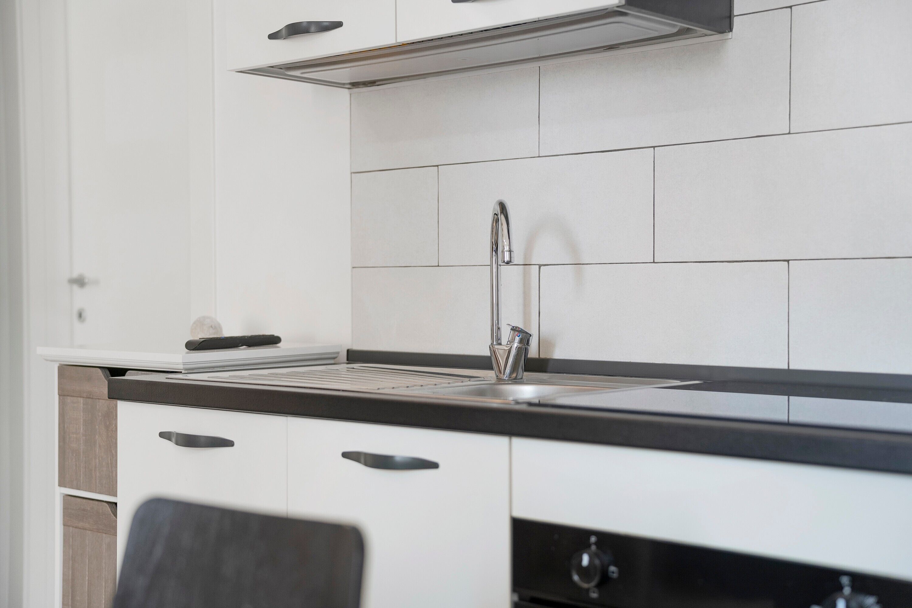 Fridge, oven, stovetop, coffee/tea maker