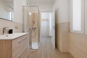 Douche, sèche-cheveux, serviettes fournies