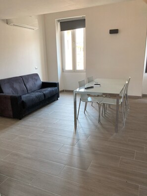 Dining - Apartment 'Silver' with Wi-Fi and Air Conditioning (Delebio)