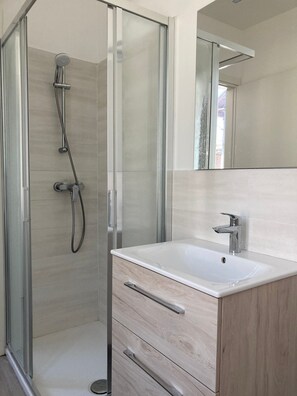 Shower, hair dryer, towels - Apartment 'Silver' with Wi-Fi and Air Conditioning (Delebio)