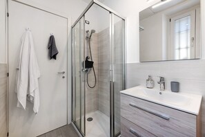 Douche, séchoir à cheveux, serviettes fournies