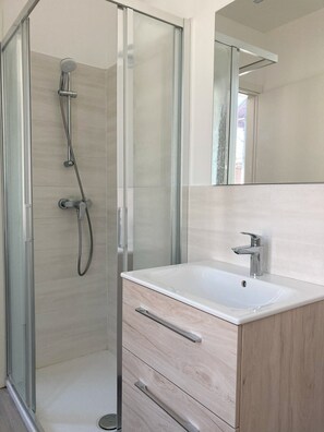 Shower, hair dryer, towels - Studio Apartment 'Monolocale Red' with Wi-Fi and Air Conditioning (Delebio)