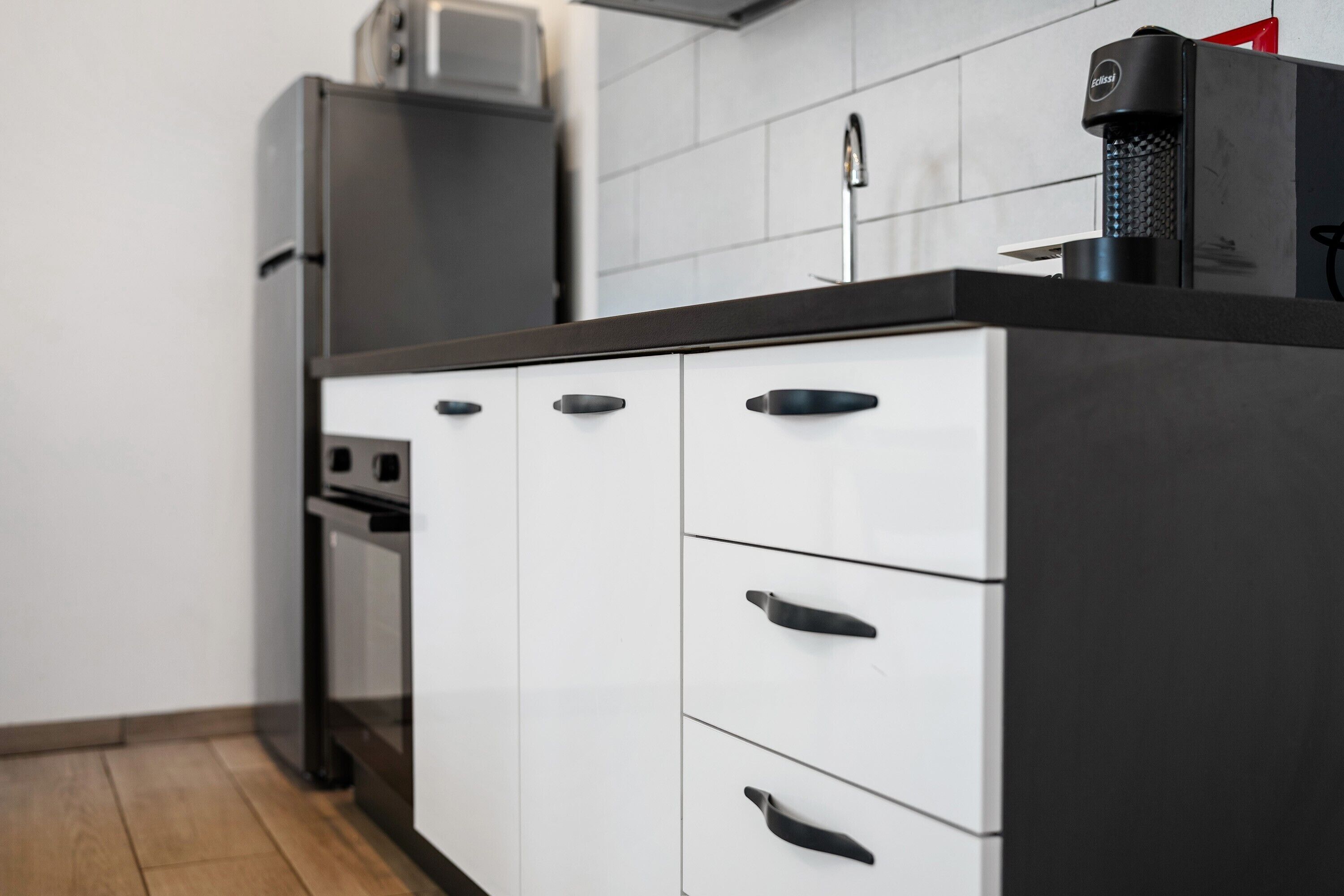 Kühlschrank, Ofen, Herdplatte, Wasserkocher mit Kaffee-/Teezubehör