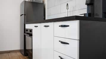 Kühlschrank, Ofen, Herdplatte, Wasserkocher mit Kaffee-/Teezubehör