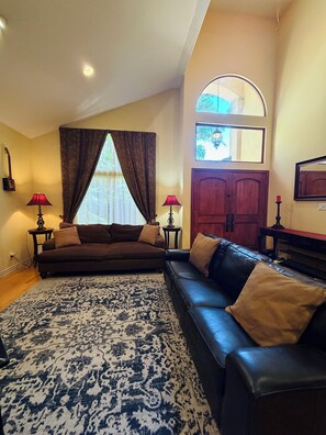 Living area - Spacious 5-bedroom house in peaceful Sherman Oaks w/oasis pool & recording booth (Los Angeles)