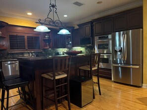 Private kitchen - Spacious 5-bedroom house in peaceful Sherman Oaks w/oasis pool & recording booth (Los Angeles)