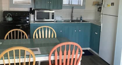 Family and pet-friendly. A few moments walk to the beach.