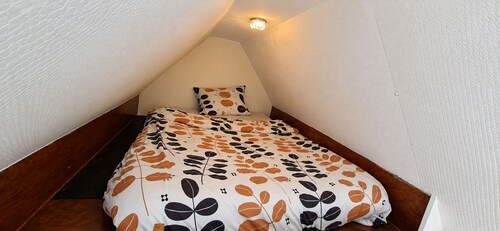 Mixed-gender shared room – Double bed on the lower level
