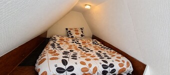 Mixed-gender shared room – Double bed on the lower level
