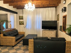 TV, caminetto
