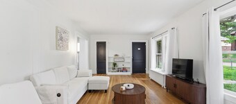 3BR DSM Retreat, Walk to Drake & Ingersoll Ave