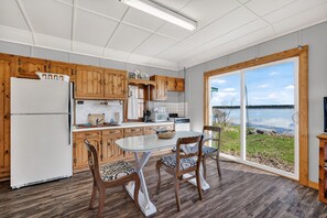 Private kitchen - Blue Heron Cabin 3- Charming 2 bedroom lakefront cabin in Downtown Curtis (Curtis)