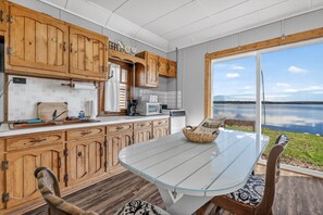 Private kitchen - Blue Heron Cabin 3- Charming 2 bedroom lakefront cabin in Downtown Curtis (Curtis)
