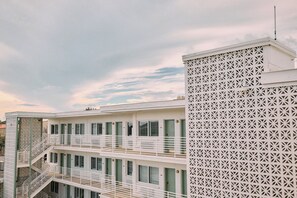 A multi-story building with a balcony and a decorative facade. - Hotel Margot (Pensacola)
