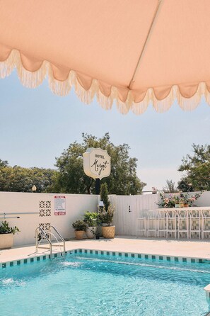 Una piscina con un cartel que dice 'HOTEL Margot' y un cartel que indica 'NO BUCEO'.