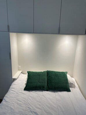 Een strijkplank/strijkijzer, internet, beddengoed