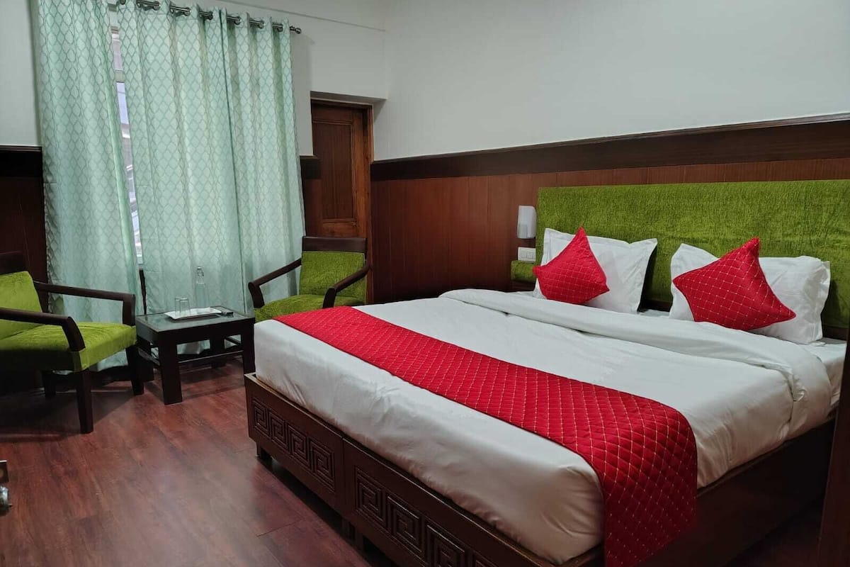Deluxe Room | Iron/ironing board, WiFi (free)