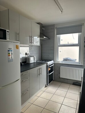Refrigerador, microondas, horno y parrilla de estufa 