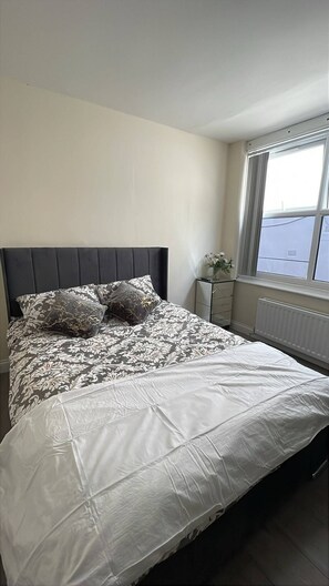 1 habitación, tabla de planchar con plancha y wifi gratis 