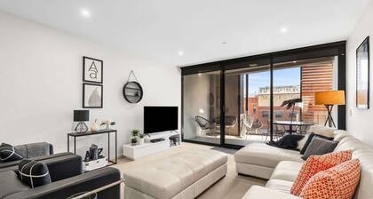 Bright 3-Bed Apartment by Western Beach