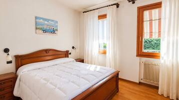 2 quartos, ferros/tábuas de passar roupa, berço de viagem