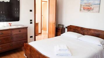 2 bedrooms, iron/ironing board, travel cot, free WiFi