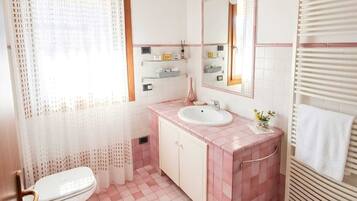 Doccia, asciugacapelli, bidet, asciugamani
